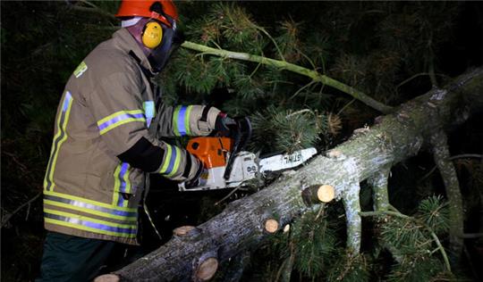 Zahlreiche Einsatzstellen müssen die Aktiven abarbeiten – vom vollgelaufenen Keller bis zum umgestürzten Baum.