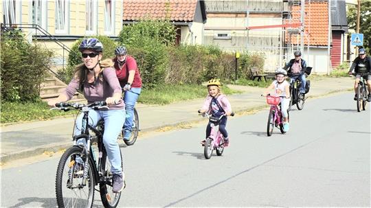 Zahlreiche Familien mit Kindern, die noch nicht so „sattelfest“ sind, nutzen das Angebot des Fahrraderlebnistages im autofreien Innerstetal. Fotos: Biener