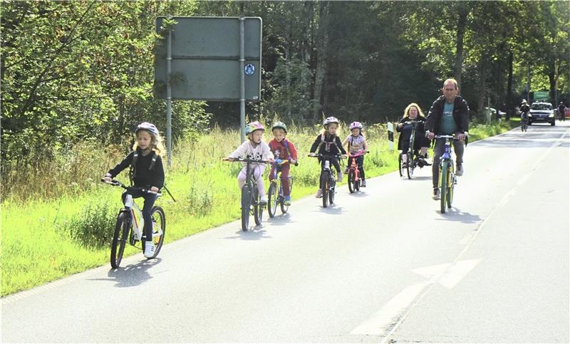 Fahrraderlebnistag: Durchs Innerstetal fahren keine Autos Zahlreiche Familien mit Kindern, die noch nicht so „sattelfest“ sind, nutzen das Angebot des Fahrraderlebnistages im autofreien Innerstetal.