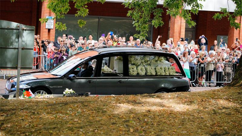 Abschied von Bonnie Tyler: Gänsehaut-Momente bei Trauerfeier Zahlreiche Fans hatten sich in der Nähe der Kirche versammelt.