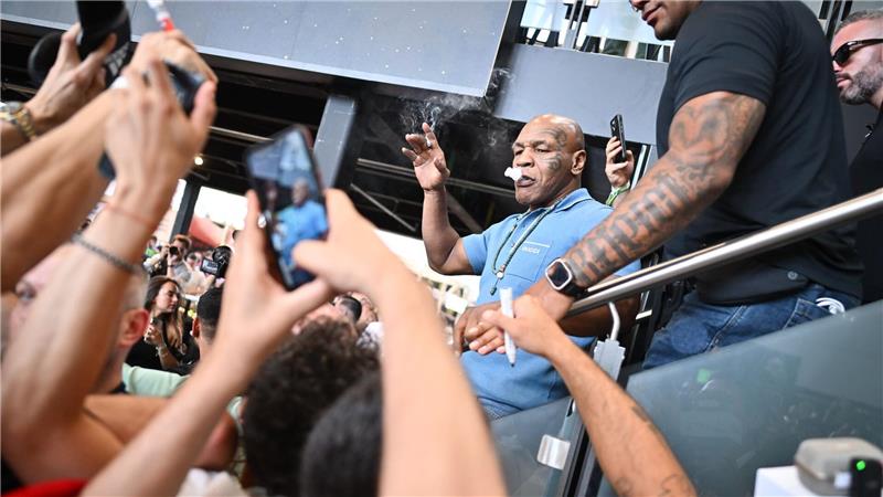 Box-Ikone Mike Tyson kifft in Berlin Zahlreiche Fans umringen Ex-Box-Weltmeister Mike Tyson auf der Cannabis-Messe in Berlin.