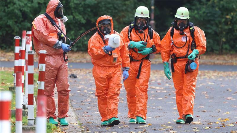Tasche im Müll: unbekannte Substanz nicht radioaktiv Zahlreiche Feuerwehrkräfte waren im Einsatz.