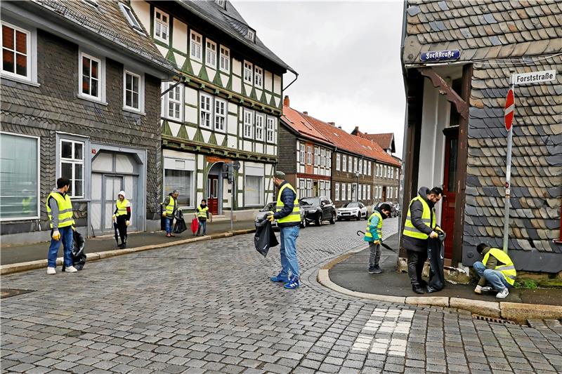 Sauber: 2380 freiwillige Müllbosse räumen in Goslar auf Zahlreiche Freiwillige räumen am Freitag und Samstag im Stadtgebiet auf. Hier die Helfer in der Frankenberger Straße. Foto: Epping