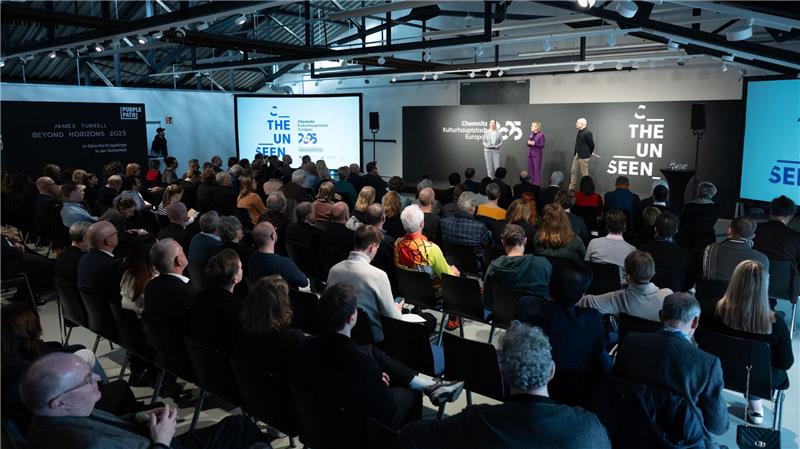 Kulturhauptstadt ade - Was bleibt von Chemnitz 2025? Zahlreiche Gäste sind zur Abschluss-Bilanz des Kulturhauptstadtjahres nach Oelsnitz/Erzgebirge gekommen. Dort wurde zugleich eine neue Lichtinstallation des US-Amerikaners James Turrell offiziell vorgestellt.