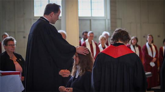 Zahlreiche Gäste wohnen der Ordination von Julia Sohn durch Regionalbischof Dr. Claas Cordemann bei.
