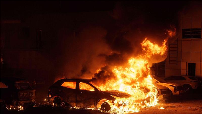 Zahlreiche Gebäude und Autos wurden nach Behördenangaben in der Ukraine bei russischen Angriffen beschädigt.