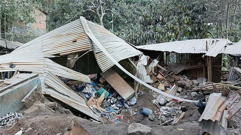 Tausende Evakuierungen nach Vulkanausbruch in Indonesien Zahlreiche Häuser wurden durch die Eruption zerstört oder beschädigt.