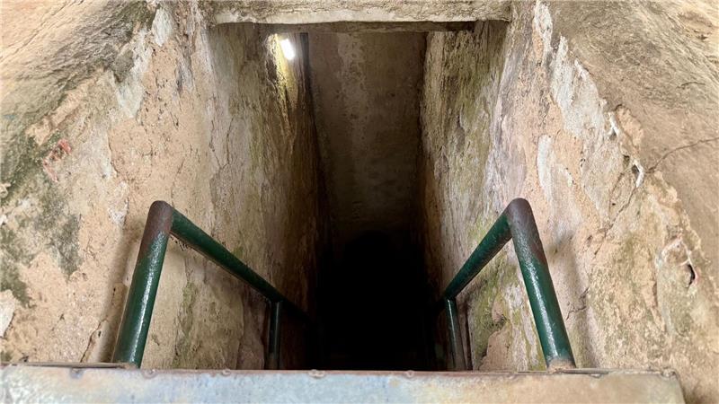 Spuren des Vietnamkriegs von „Agent Orange“ bis „Hanoi Jane“ Zahlreiche Kämpfer in Nordvietnam lebten in einem unterirdischen Tunnelsystem. Heute können die Geheimgänge in Cu Chi besichtigt werden.