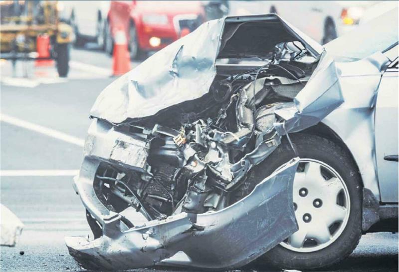 Zahlreiche Kfz-Versicherer erhöhen 2024 ihre Beiträge. Ein Tarifvergleich lohnt. Wer von einem teuren zu einem günstigeren Anbieter wechselt, der kann teilweise mehrere Hundert Euro sparen. Foto: shaunl/iStock