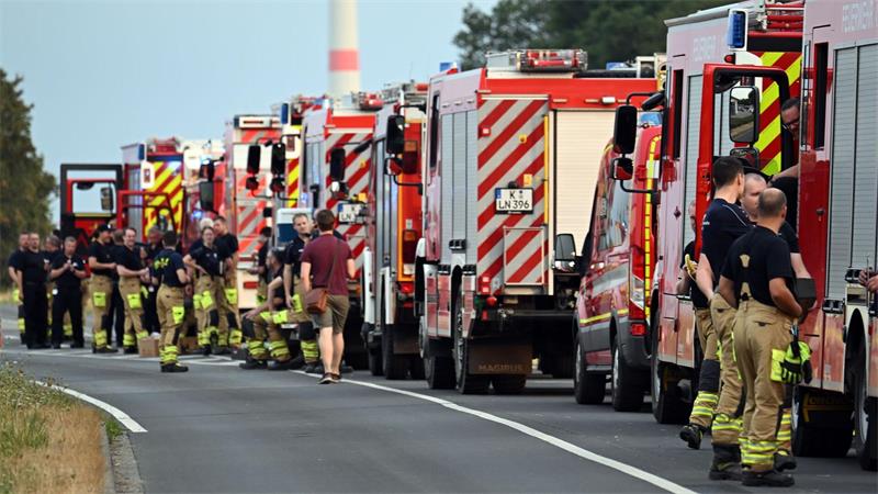 Angst vor der Feuerfront in der Eifel Zahlreiche Kräfte der Feuerwehr stehen an einer Straße.