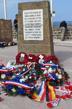 Liebenburger nehmen am D-Day-Gedenken in der Normandie teil Zahlreiche Kränze liegen am Gedenkstein auf der Promenade.
