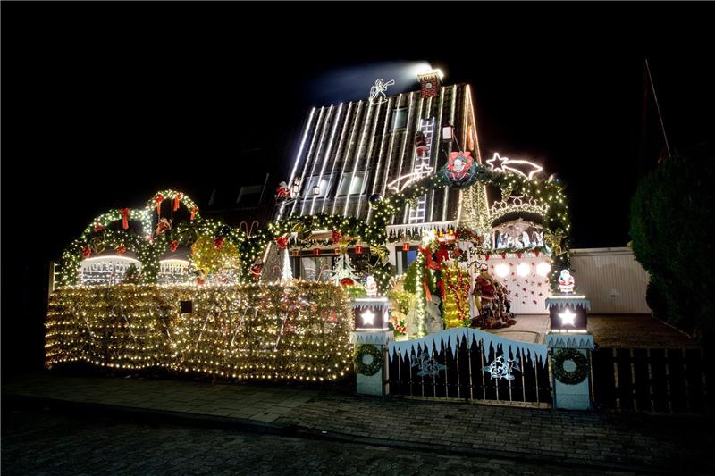 Wunder aus Licht: Die Weihnachtshäuser erstrahlen Zahlreiche Lichter erstrahlen am weihnachtlich geschmückten Haus der Familie Borchart. Vom 1. Advent bis zum Jahresende erstrahlt das Haus der Familie mit Weihnachtsdekoration und rund 60.000 Lichtern.