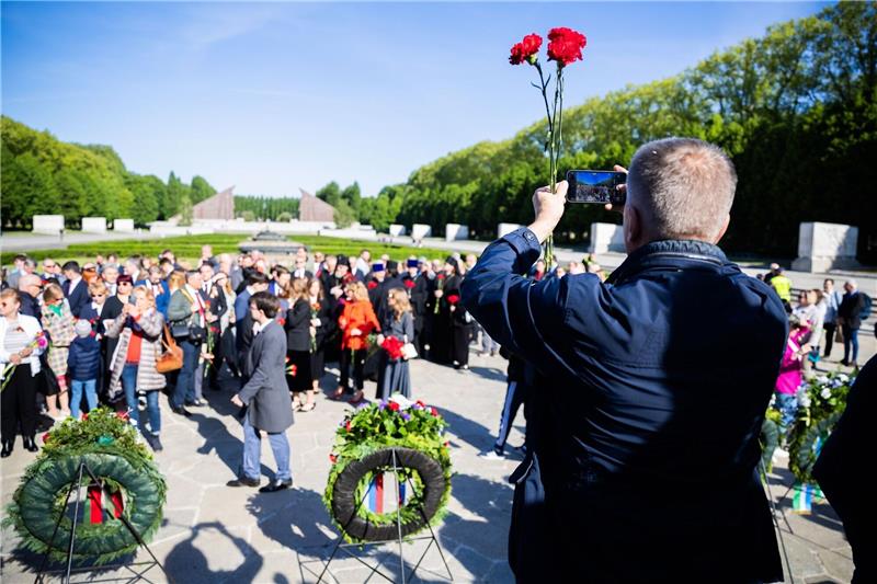 Gedenkfeiern zum Kriegsende - Prorussische Rocker in Berlin Zahlreiche Menschen besuchten das Sowjetische Ehrenmal im Treptower Park in Berlin.