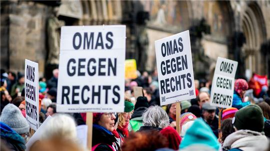 Zahlreiche Menschen, darunter Teilnehmerinnen der Organisation „Omas gegen Rechts“, demonstrieren gegen Rechtsextremismus. Die Union hat eine Kleine Anfrage an das Bundesinnenministerium gestellt: Werden Nichtregierungsorganisationen (NGO) – von Globalisierungskritikern wie „Attac“ bis zu den „Omas gegen Rechts“ – aus staatlichen Steuermitteln gefördert?