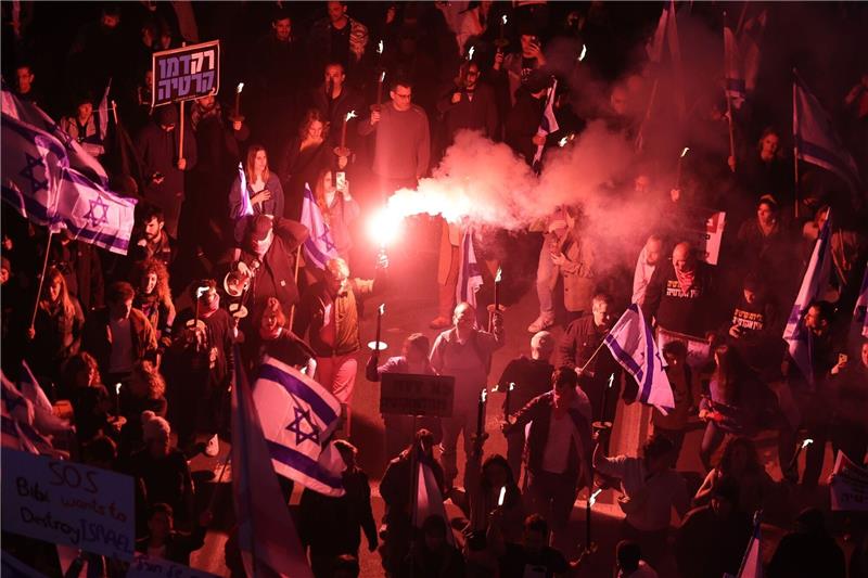 Israel: Erneut Großdemonstrationen gegen Umbau der Justiz Zahlreiche Menschen demonstrieren in Tel Aviv gegen die geplante Justizreform.