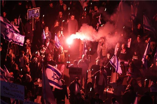 Zahlreiche Menschen demonstrieren in Tel Aviv gegen die geplante Justizreform.
