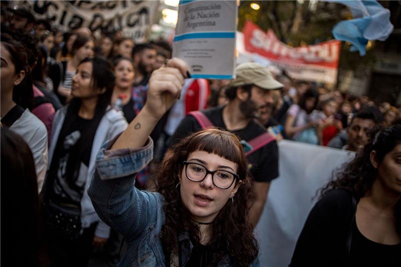 Sparkurs - Über eine halbe Million Argentinier protestieren Zahlreiche Menschen forderten finanzielle Unterstützung für staatliche Hochschulen und Universitäten in Argentinien.