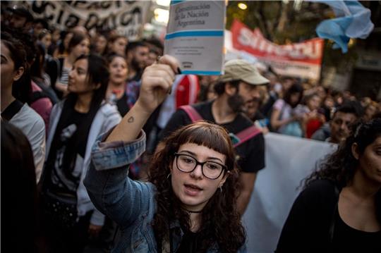 Zahlreiche Menschen forderten finanzielle Unterstützung für staatliche Hochschulen und Universitäten in Argentinien.