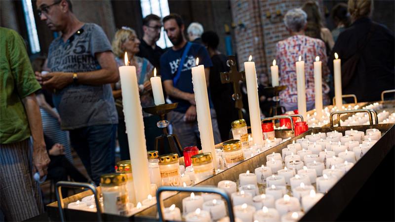 Zahlreiche Menschen gedenken der Getöteten.
