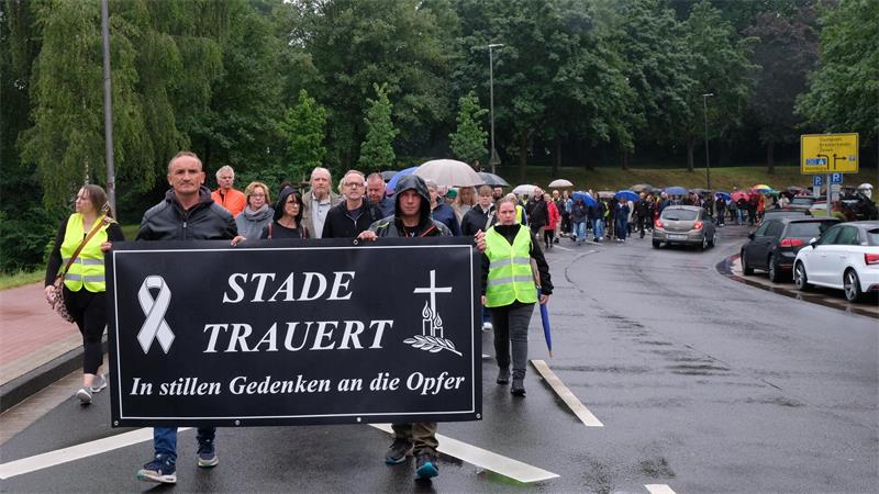 Zahlreiche Menschen gedenken mit einem Trauermarsch, organisiert von der Stader Hafenkante und von dem Verein „Abend fürs Leben“, der sechs Todesopfer des tragischen Tötungsdelikts vom vergangenen Montag in einer Jugendhilfeeinrichtung.