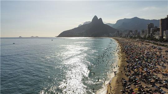 Zahlreiche Menschen genießen einen Tag am Ipanema-Strand bei hohen Temperaturen.
