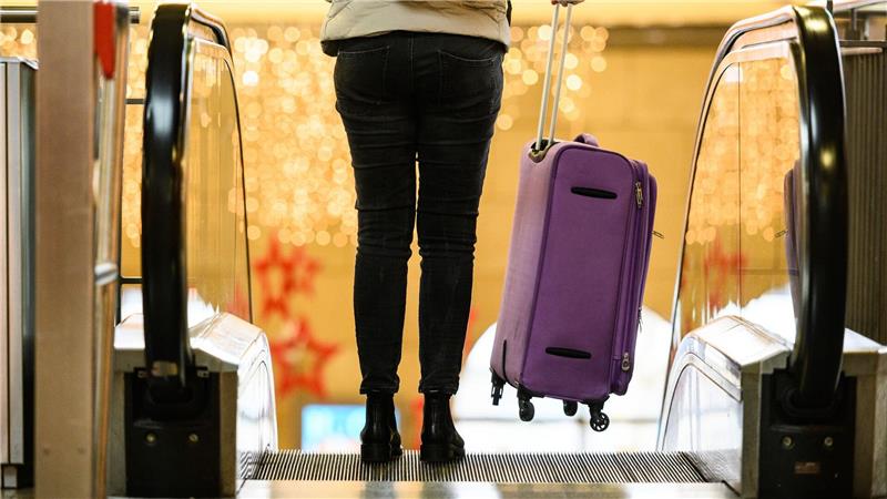 Zahlreiche Menschen machen sich vor Weihnachten auf den Weg zu ihren Liebsten. (Symbolbild)