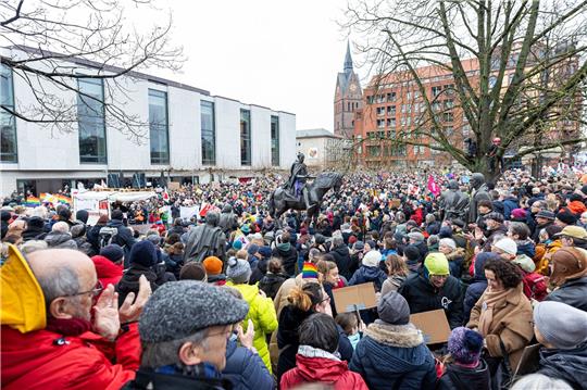 Zahlreiche Menschen nehmen an einer Demonstration gegen Rechtsextremismus und die AfD teil.