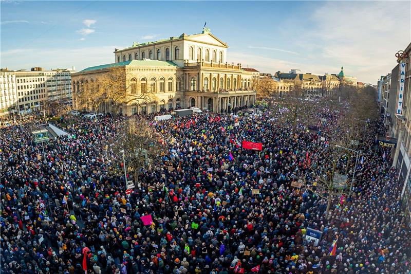 100.000 oder 350.000 Menschen? So wird bei Protesten gezählt Zahlreiche Menschen nehmen an einer Demonstration gegen Rechtsextremismus in Hannover teil. Aber wie viele eigentlich genau?
