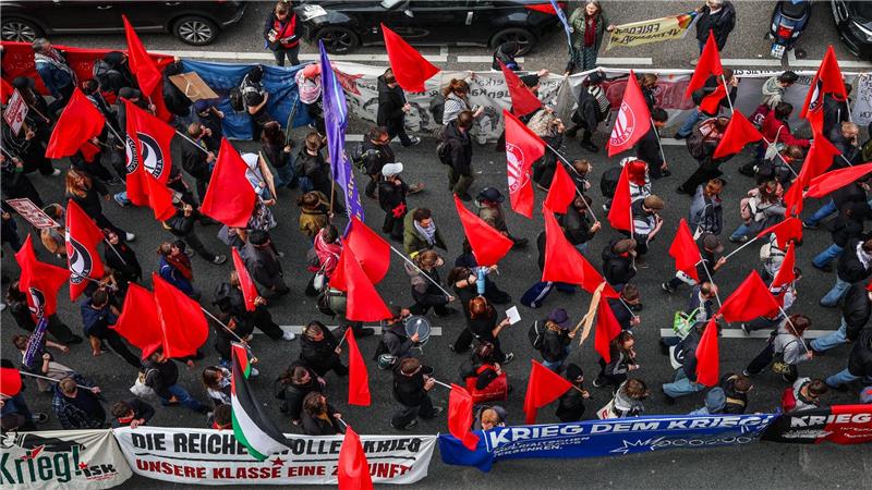 Zahlreiche Menschen nehmen an einer Demonstration von Friedensinitiativen teil und ziehen durch die Stuttgarter Innenstadt.