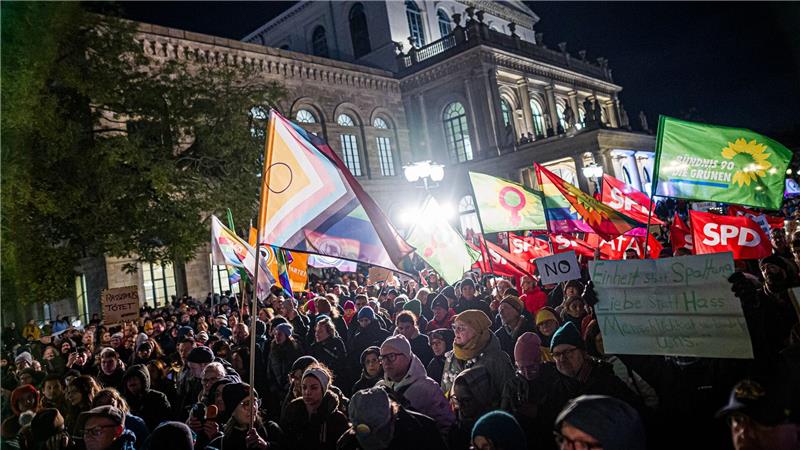 Zahlreiche Menschen nehmen an einer Kundgebung auf dem Opernplatz in Hannover teil.