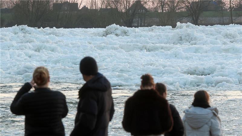 Zahlreiche Menschen nutzten das Wochenendende, um an der Elbe ein seltenes Naturspektakel zu bewundern: Eisberge auf dem Fluss.