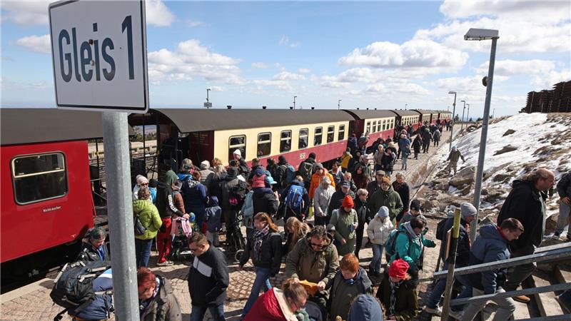 Zahlreiche Menschen reisten am Ostermontag mit einem Zug der Harzer Schmalspurbahn auf dem Brocken an.