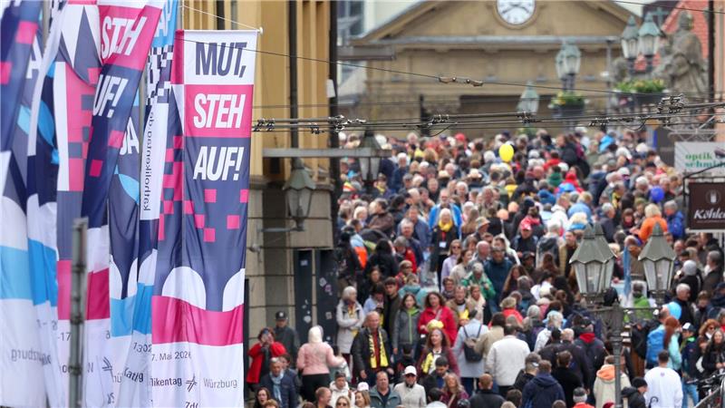 Wie politisch darf’s denn sein? Zahlreiche Menschen sind in der Würzburger Innenstadt unterwegs.