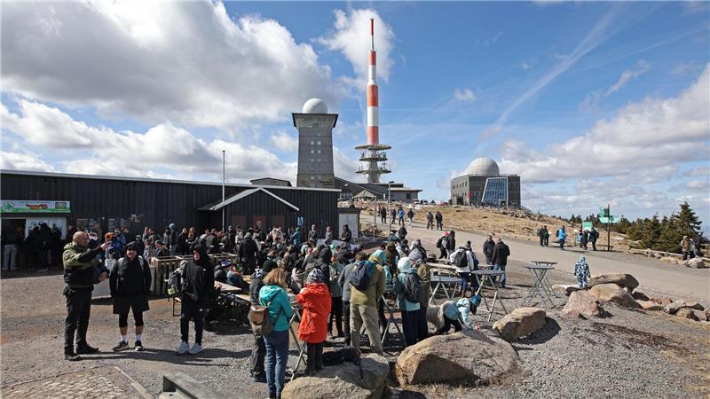 Zahlreiche Menschen stehen am Ostermontag auf dem Brocken.