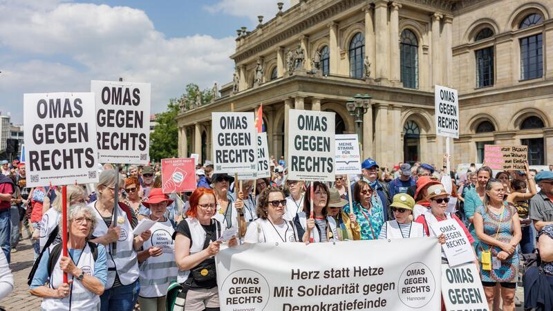 Mehr als 1000 Menschen bei Kundgebung für Demokratie Zahlreiche Menschen stehen während der Kundgebung „Europa steht auf dem Spiel.