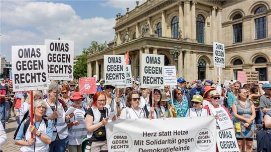Zahlreiche Menschen stehen während der Kundgebung „Europa steht auf dem Spiel.
