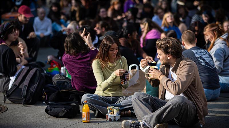 Zahlreiche Menschen trafen sich Ende September am Küchengarten, einem Platz in Hannover, um Pudding mit Gabeln zu essen. (Archivbild)