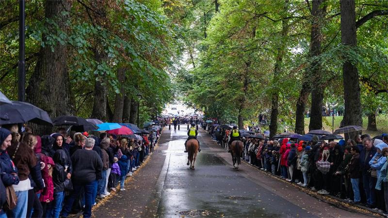 Zahlreiche Menschen versammelten sich auf den Straßen Oslos. 