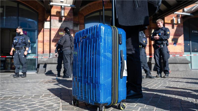Zahlreiche Menschen warten vor dem gesperrten Hauptbahnhof in Bremen.