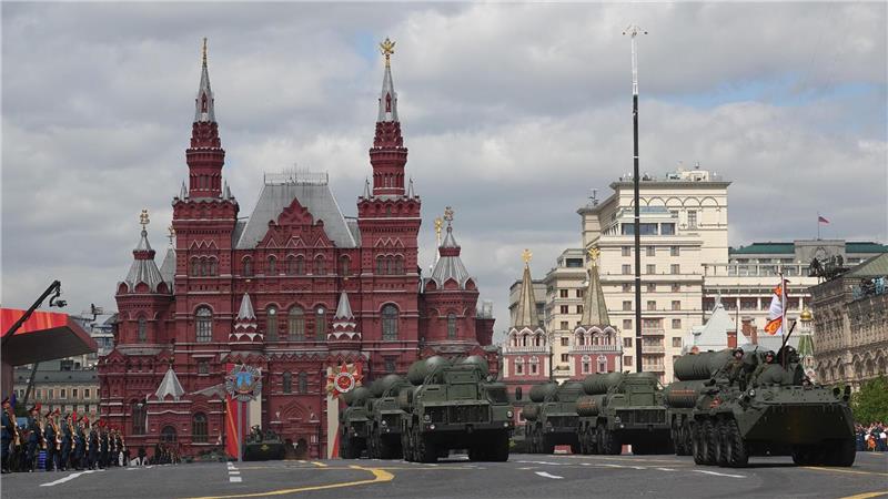 Parade im Krieg - Putin feiert Sieg über Nazideutschland Zahlreiche Panzer rollten bei der Militärparade über den Roten Platz.