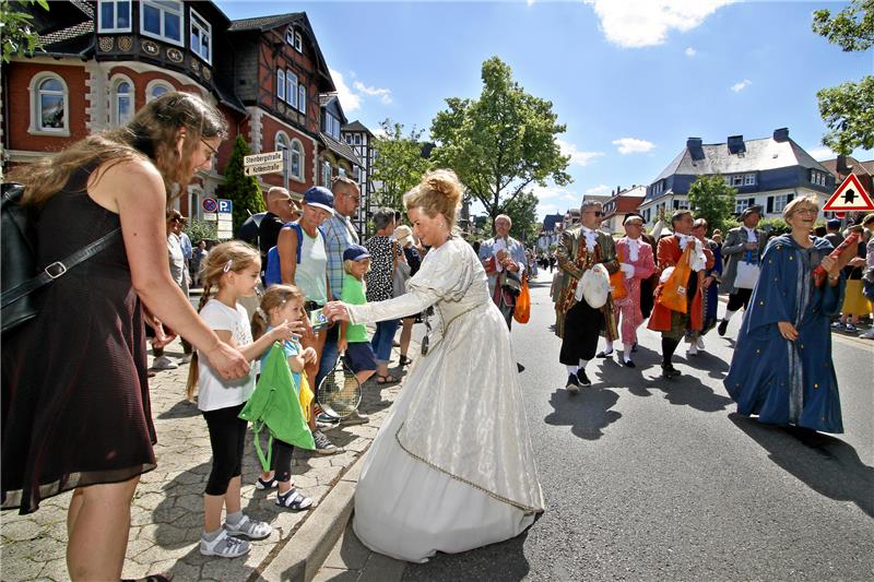 Schützenfest: 2000 Teilnehmer beim Festumzug Zahlreiche Passanten schauen sich den Jubiläums-Festumzug an. Oberbürgermeisterin Urte Schwerdtner und viele Ratsmitglieder sind in historische Kostüme geschlüpft. Foto: Epping