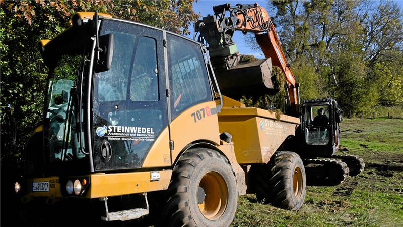Wie eine alte Lutteraner Schlammfläche zum Spielplatz werden soll Zahlreiche Pendelfahrten sind für den Umzug eines Teiles des Mühlenteich-Biotops notwendig.