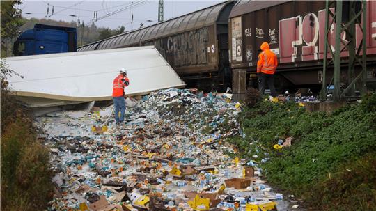 Zahlreiche Plastikbecher liegen im Bereich der Unfallstelle verteilt.