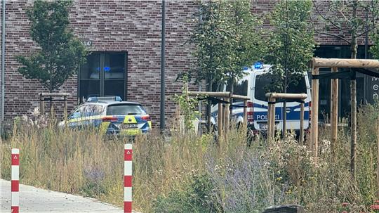 Zahlreiche Polizeikräfte sind vor Ort.