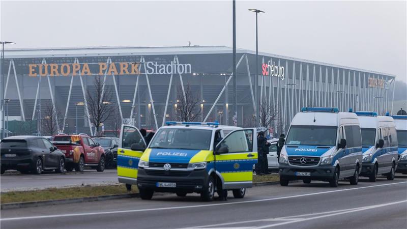 Sieg im Hochrisikospiel: Freiburg kurz vor Achtelfinaleinzug Zahlreiche Polizisten waren rund um die Partie in Freiburg im Einsatz.