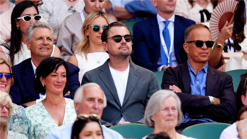 Sinner gegen Alcaraz im Finale - Djokovic chancenlos Zahlreiche Prominente wie Leonardo DiCaprio (Mitte) lassen sich das Spiel nicht entgehen.