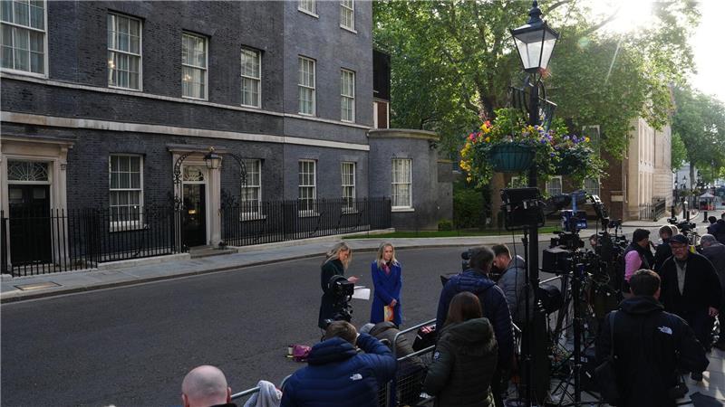 Zahlreiche Reporter versammelten sich vor der 10 Downing Street.