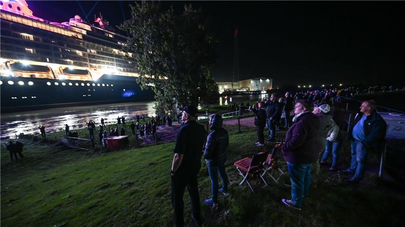 Kreuzfahrtschiff „Disney Destiny“ hat Nordsee erreicht Zahlreiche Schaulustige beobachteten die Fahrt des bunt beleuchteten Schiffes.