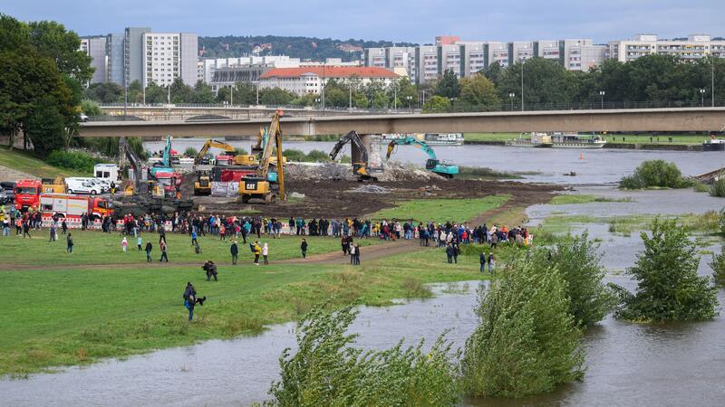Abrissarbeiten an eingestürzter Brücke vorerst beendet Zahlreiche Schaulustige verfolgen am Elbufer den Abriss der eingestürzten Carolabrücke.