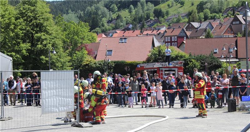 Zahlreiche Schaulustige verfolgen bei strahlendem Sonnenschein die Vorführungen der Einsatzabteilung beim Tag der offenen Tür. Foto: Hohaus